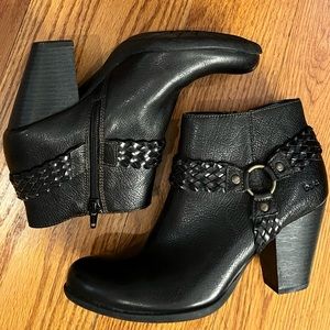 EUC b.o.c. By Born Harness Boots, Black